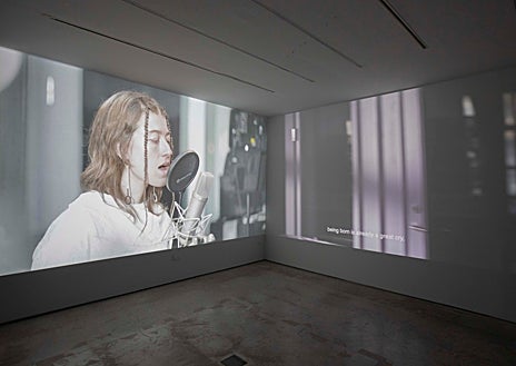 Imagen secundaria 1 - De arriba abajo, Miguel Rothschild en Jorge López; detalle de la instalación 'To the wind', de Mar Reykjavick en Rosa Santos; y pintura de Oliver Roura en Shiras