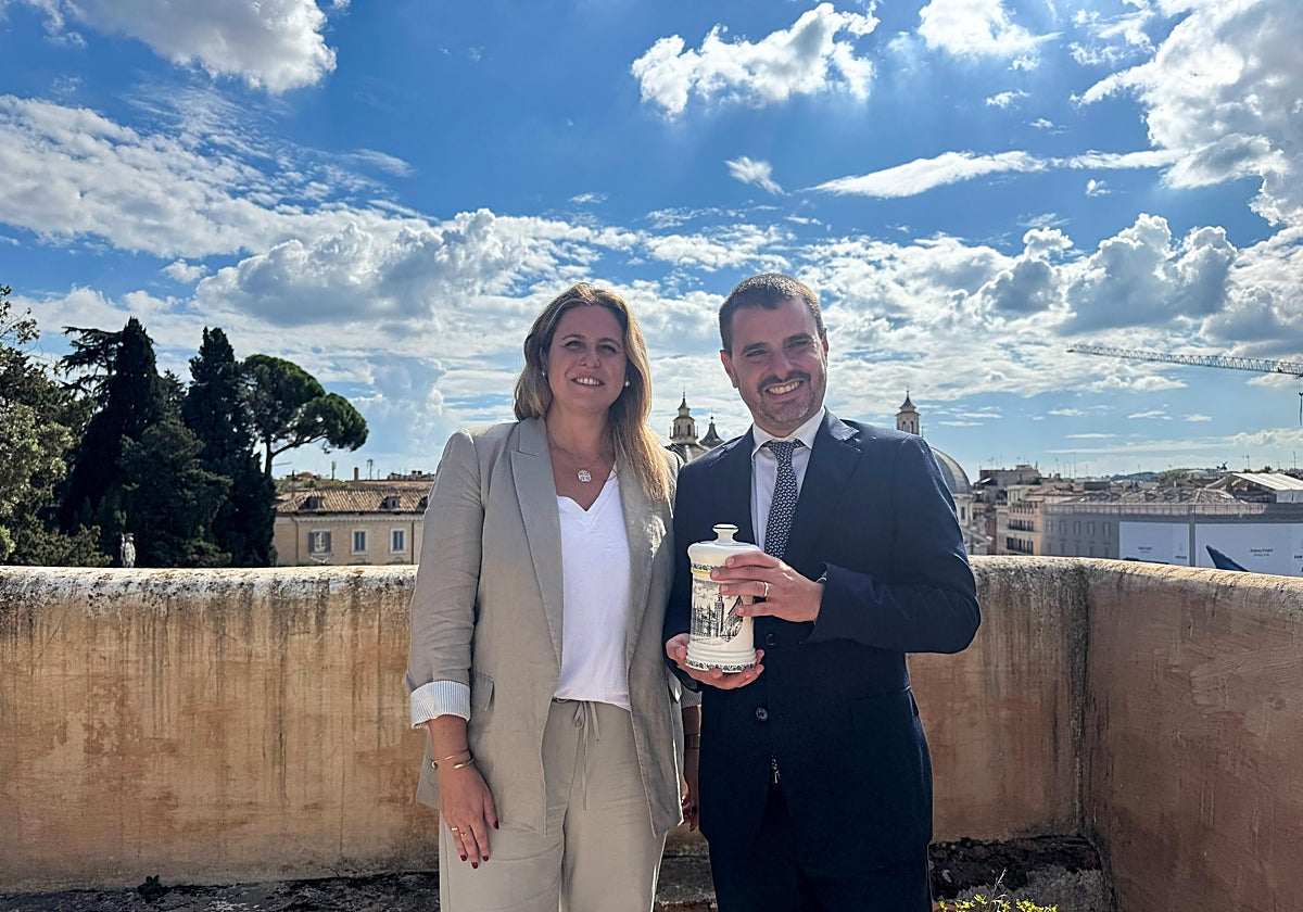 La delegada Angie Moreno y Mariano Angelucci, consigliere comunales de Roma