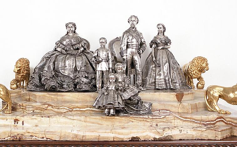 Imagen principal - De arriba a abajo y de izquierda a derecha. Fotoescultura con la familia real al completo, relieve de la infanta Isabel y bulto redondo del rey consorte Francisco de Asís