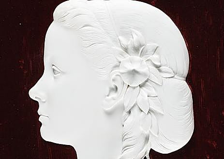 Imagen secundaria 1 - De arriba a abajo y de izquierda a derecha. Fotoescultura con la familia real al completo, relieve de la infanta Isabel y bulto redondo del rey consorte Francisco de Asís