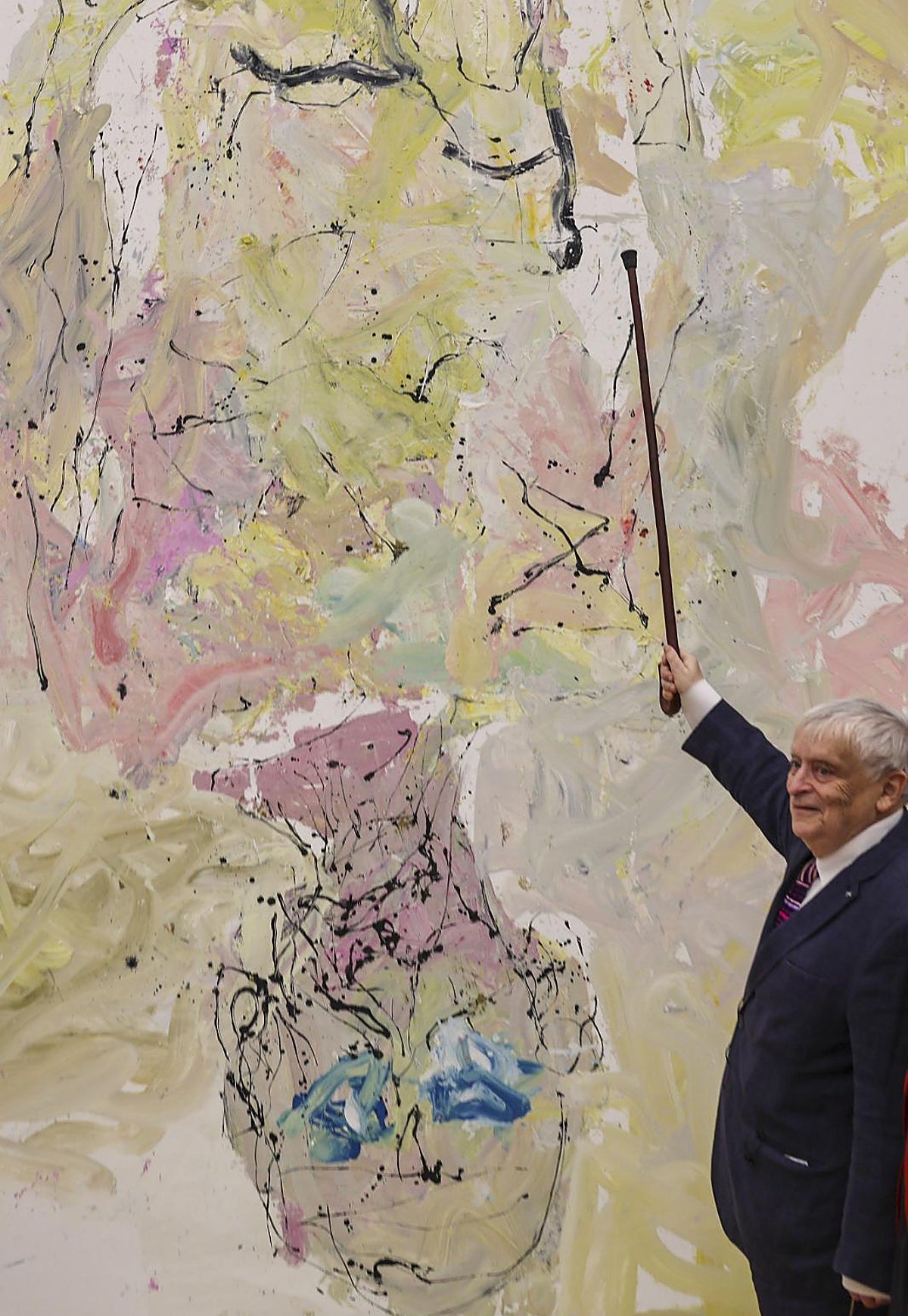 Norman Rosenthal, junto a la obra estrella de la muestra: un monumental autorretrato de Baselitz titulado 'Hay algo en todo', de 2014
