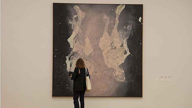 Una joven admira 'Ay, rosa, ay rosa', de Baselitz