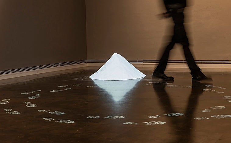 Imagen principal - En las imágenes, de arriba abajo, obra de Eugenio Ampudia de 'Habitar las sombras' y dos de las obras de Kara Walker