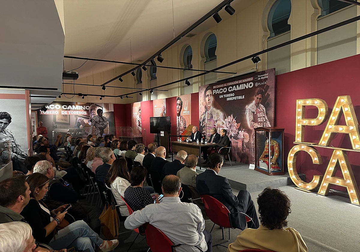 Intentes del coloquio, con la Sala Bienvenida llena
