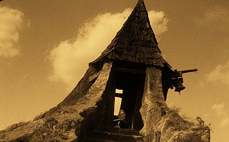 Imagen principal - En las imágenes, de arriba abajo, fotograma de la película 'El Gólem'; 'El orador', cuadro de Arthur Segal; y 'Cabeza de chica', de Emil Nolde