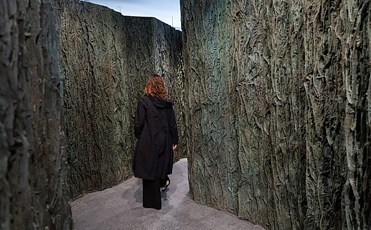 Imagen principal - En las imágenes, algunas de las piezas de Cristina Iglesias que dialogan con los espacios de La Pedrera