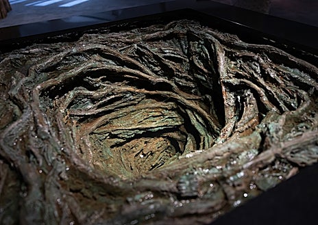 Imagen secundaria 1 - En las imágenes, algunas de las piezas de Cristina Iglesias que dialogan con los espacios de La Pedrera