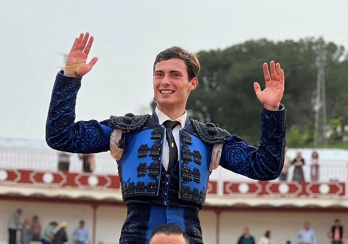 El novillero Diego Bastos, saliendo a hombros de la plaza de toros de Constantina