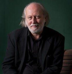 Retrato de László Krasznahorkai, premio Nobel: humor, desmesura y frases infinitas