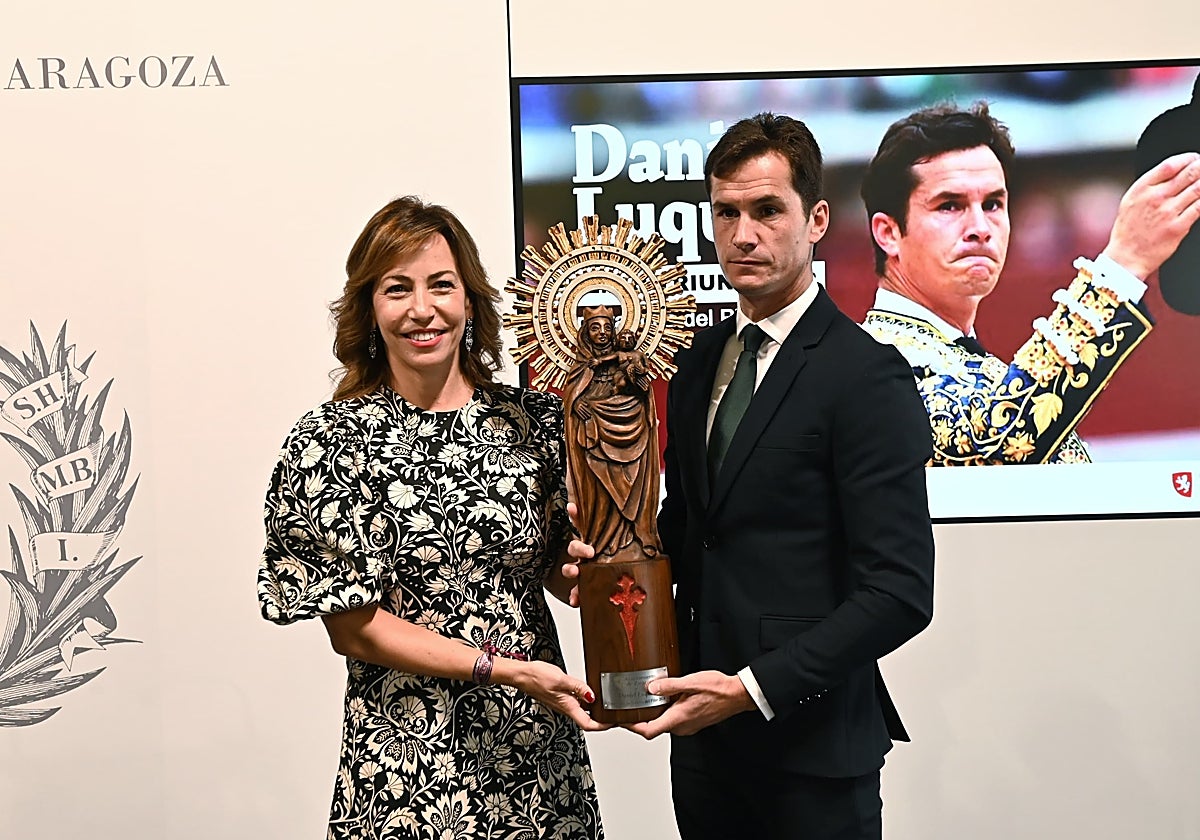 Momento de la entrega del premio