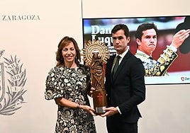 Daniel Luque recibe el trofeo triunfador del Pilar 2024 de manos de la alcaldesa de Zaragoza