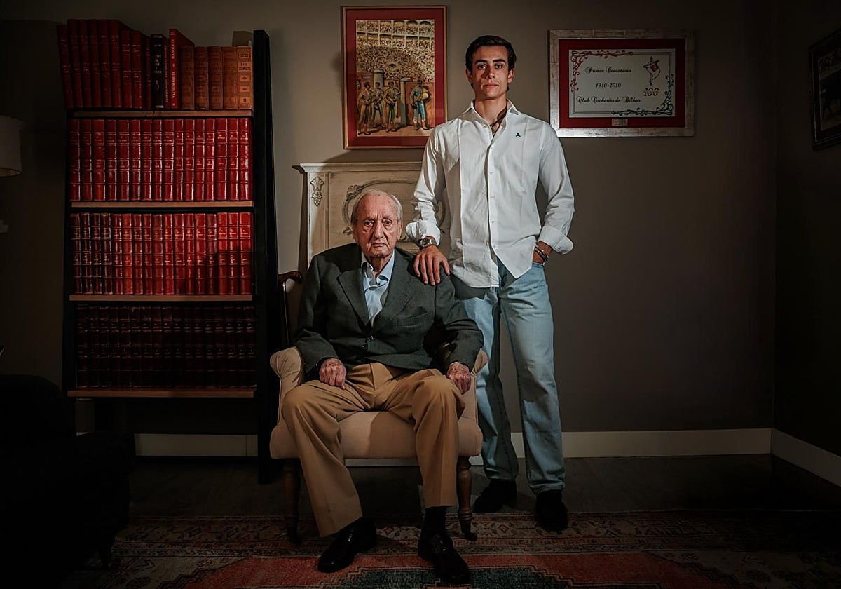 Los Aparicio, abuelo y nieto, posan para ABC en el salón de su casa