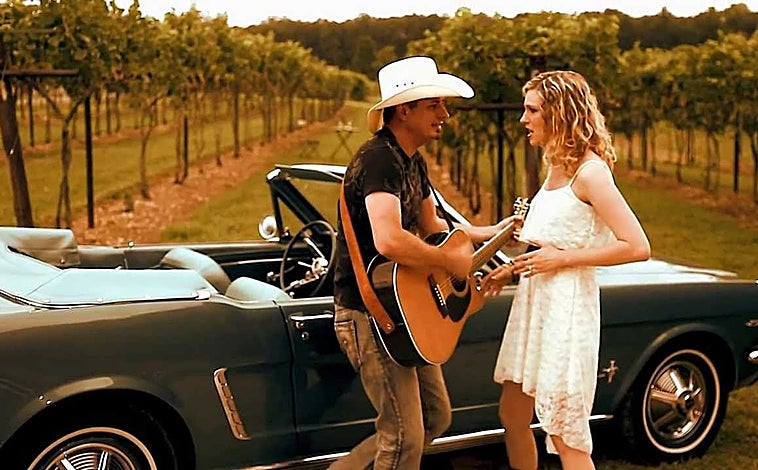 Imagen principal - Arriba, los hermanos The Sins Country. Abajo, la estrella del country Zach Bryan y el rapero Tom MacDonald