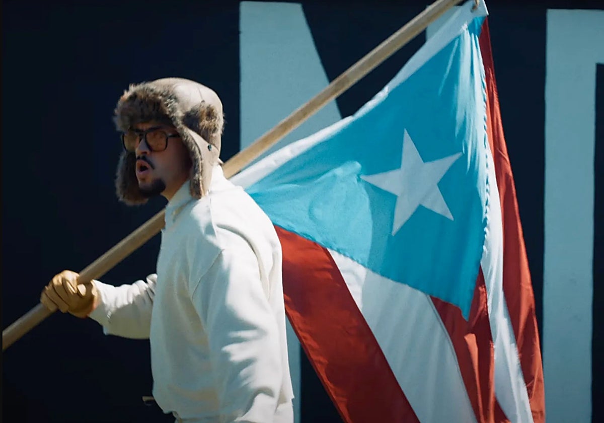 Bad Bunny, con la bandera de Puerto Rico en un videoclip