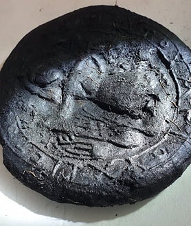 Imagen secundaria 2 - Hallan pan de comunión de hace 1.300 años con la imagen de Jesucristo como sembrador