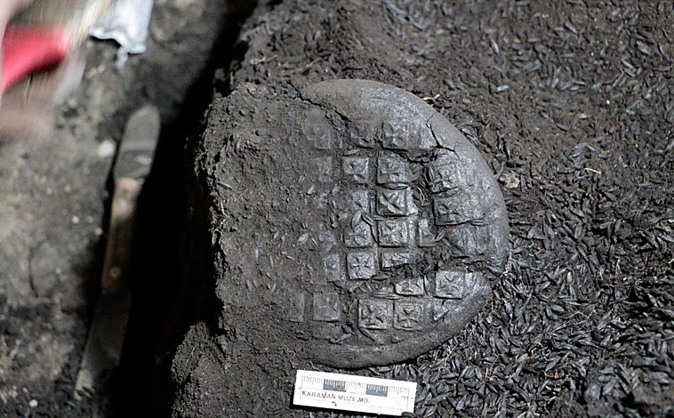 Imagen principal - Hallan pan de comunión de hace 1.300 años con la imagen de Jesucristo como sembrador