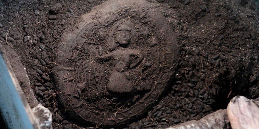 Hallan pan de comunión de hace 1.300 años con la imagen de Jesucristo como sembrador