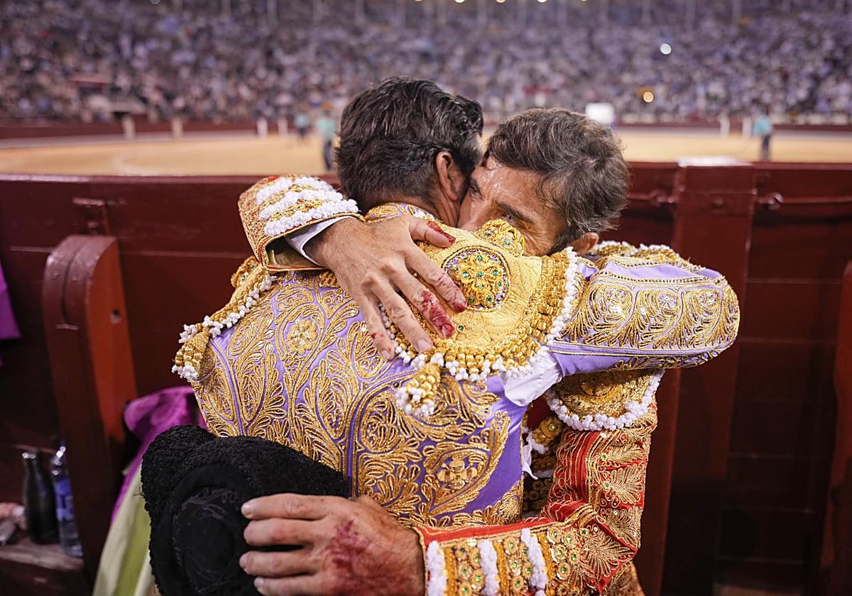 Morante de la Puebla y Fernando Robleño se funden en un abrazo