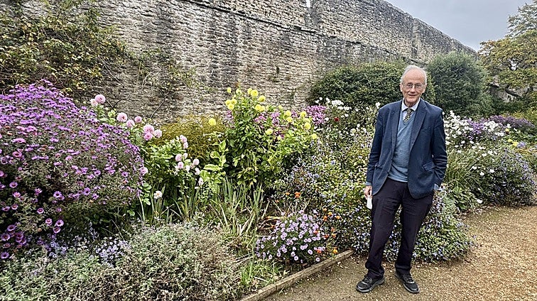 Robin Lane Fox , profesor de Oxford y jardinero: «La historia avanza por errores fértiles»