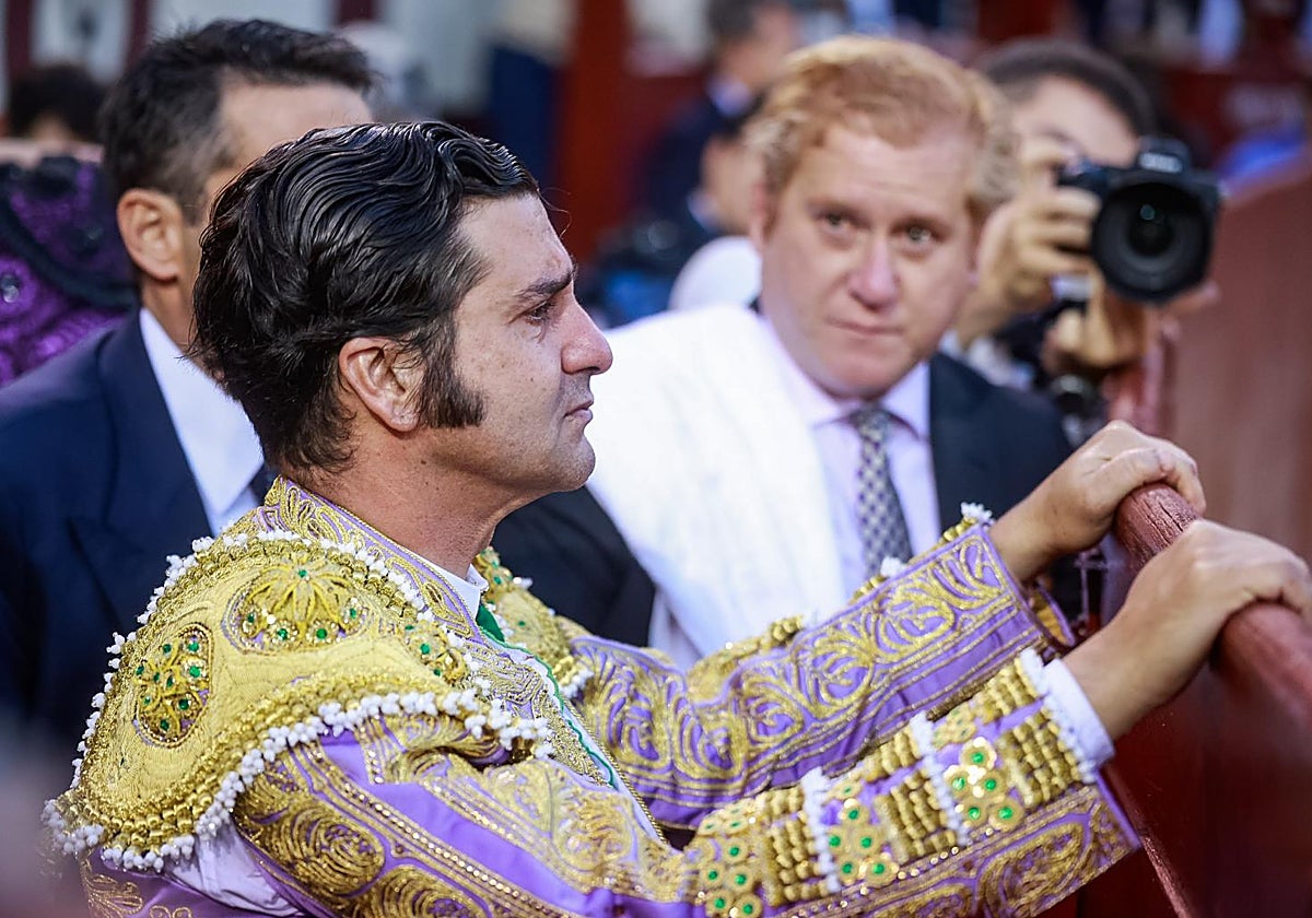 Morante de la Puebla, agarrado a la tablas en el callejón de Las Ventas, junto a su apoderado y su mozo de espadas