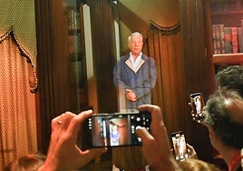 Un holograma de bienvenida, una teatralización de su parto… Así es la casa museo de Mario Vargas Llosa