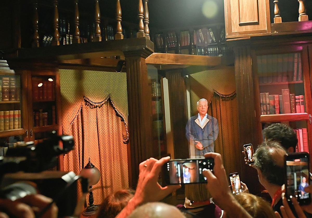 El holograma de Vargas Llosa saluda a los visitantes en el recibidor de su casa museo