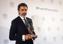 Juan del Val se alza con el Premio Planeta con una historia de amor y deseo en la alta sociedad sevillana