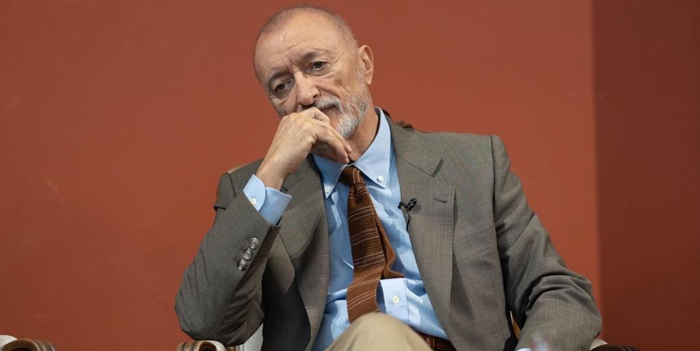Arturo Pérez-Reverte carga contra Luis García Montero y acusa al Gobierno de Sánchez de querer «colonizar» la RAE