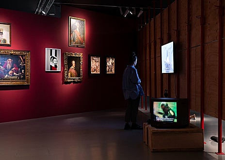 Imagen secundaria 1 - En las imágenes, detalles del montaje de 'Inquietud. Libertad y democracia' en La Casa encendida