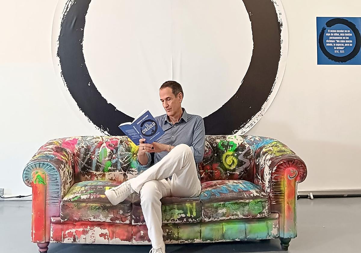 Roberto Santiago con su último libro, 'El círculo'