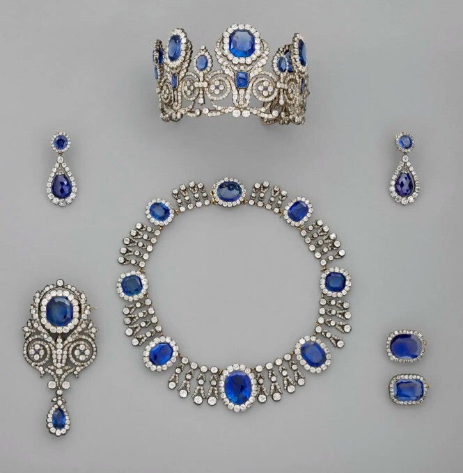Francia confirma cuáles son las piezas robadas del Museo Louvre: dos tiaras, dos collares y dos pares de pendientes con piedras preciosas