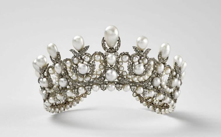 Imagen principal - Francia confirma cuáles son las piezas robadas del Museo Louvre: dos tiaras, dos collares y dos pares de pendientes con piedras preciosas