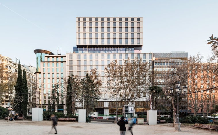 Imagen principal - Arriba, el Hotel VP Plaza España en Madrid; abajo a la izquierda, Torre Forma Itaim en São Paulo; abajo a la derecha, el Edificio Polaris North en Madrid