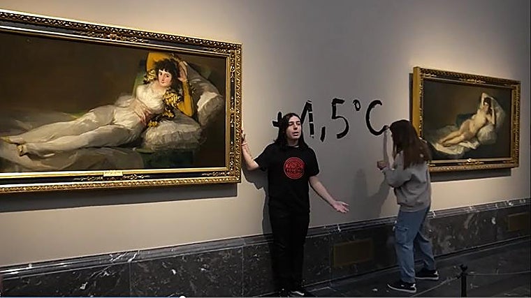 En 2022 dos miembros de Futuro Vegetal se pegaban a los marcos de las 'Majas' de Goya en el Prado y hacían una pintada en la pared