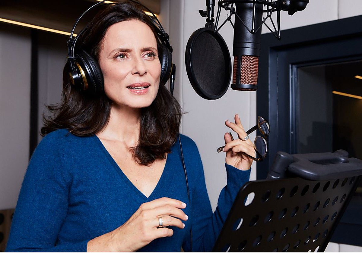 Aitana Sánchez-Gijón grabando el audiolibro de 'La península de las casas vacías'