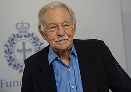 Eduardo Mendoza:  «El régimen de Franco se mantuvo gracias a los chistes»