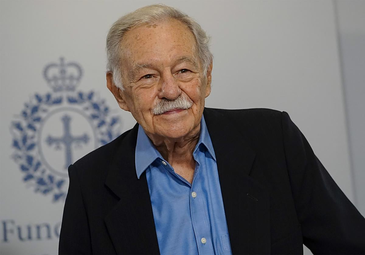 Eduardo Mendoza, retratado en Oviedo