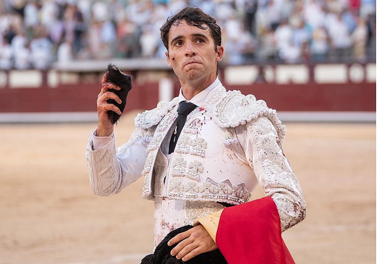 Rafa Serna dando la vuelta al ruedo en Madrid con una oreja en la tarde de su Confirmación