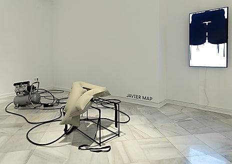 Imagen secundaria 1 - De arriba abajo, en las imágenes, ‘OVNI. Autorretrato no identificado’ (2002-2025), de Elena Vicente, 'Lifejacket 8' (2023), de Javier Map; y 'Venero', de Álvaro Albaladejo