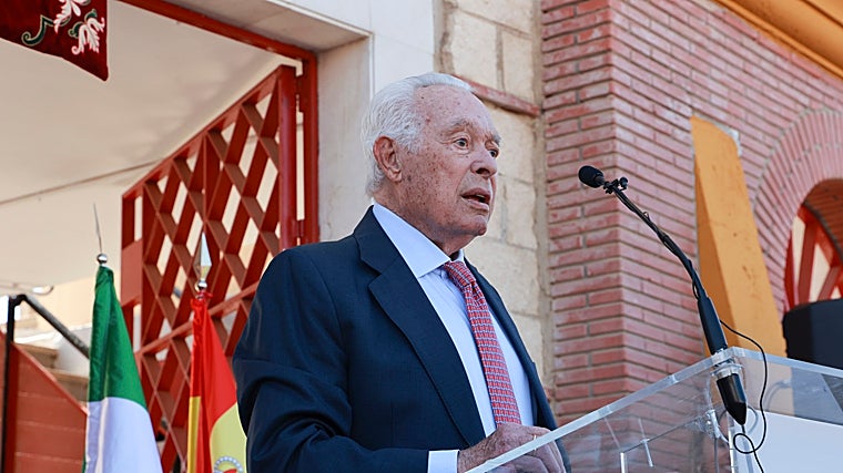 Curro Romero, pronunciando unas palabras el día de la inauguración del monumento en La Algaba en el año 2023