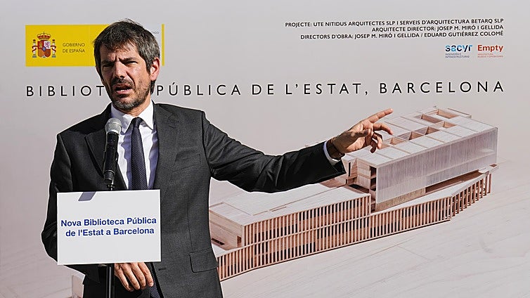 Urtasun anuncia la compra del archivo de Juan Marsé, que acogerá la Biblioteca estatal de Barcelona
