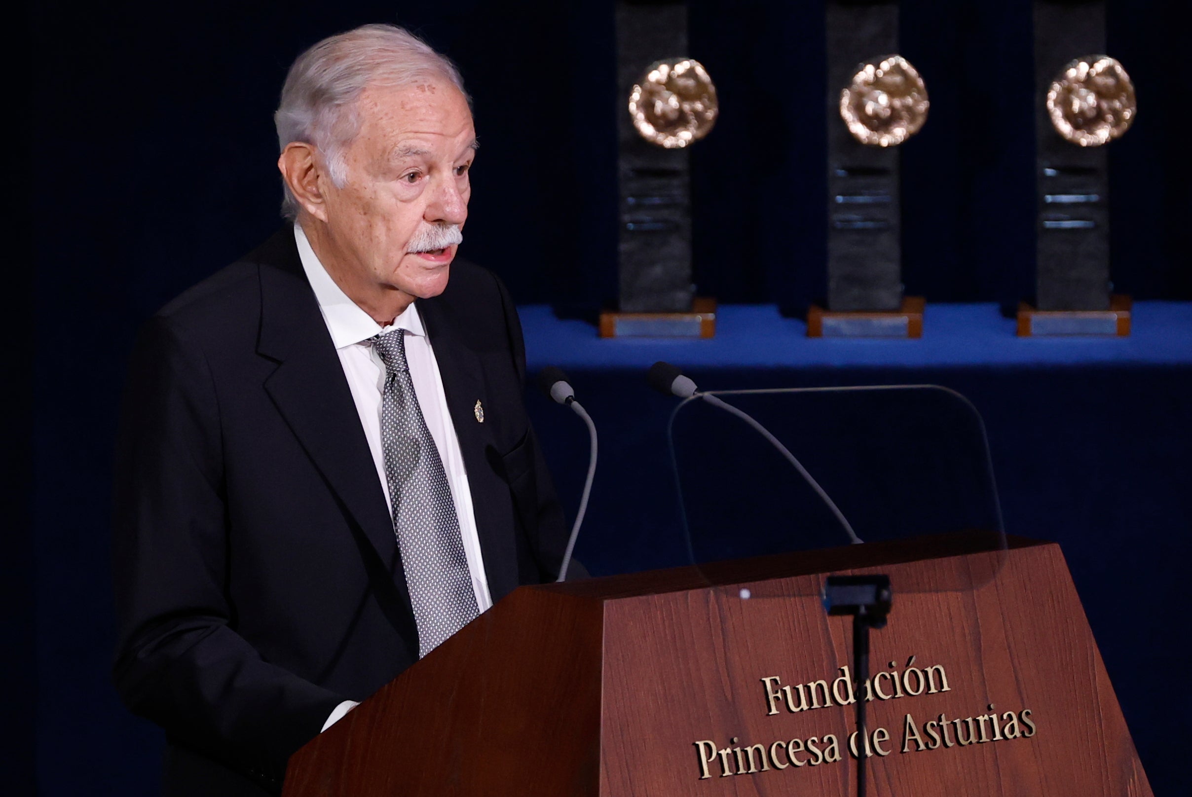 El escritor Eduardo Mendoza, Premio Princesa de Asturias de las Letras, durante su discurso.