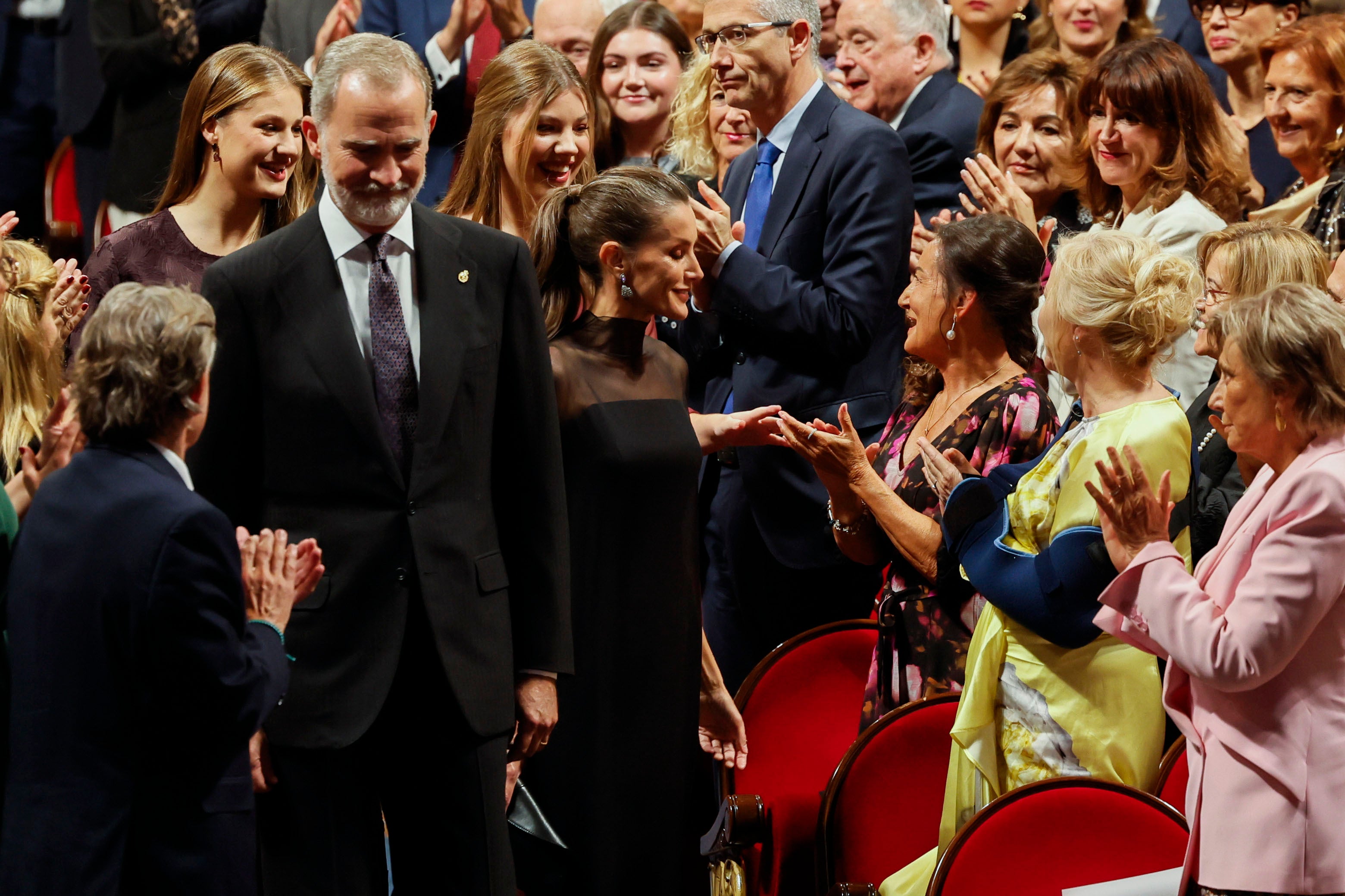 Los Reyes saludan a los presentes en el Teatro Campoamor.