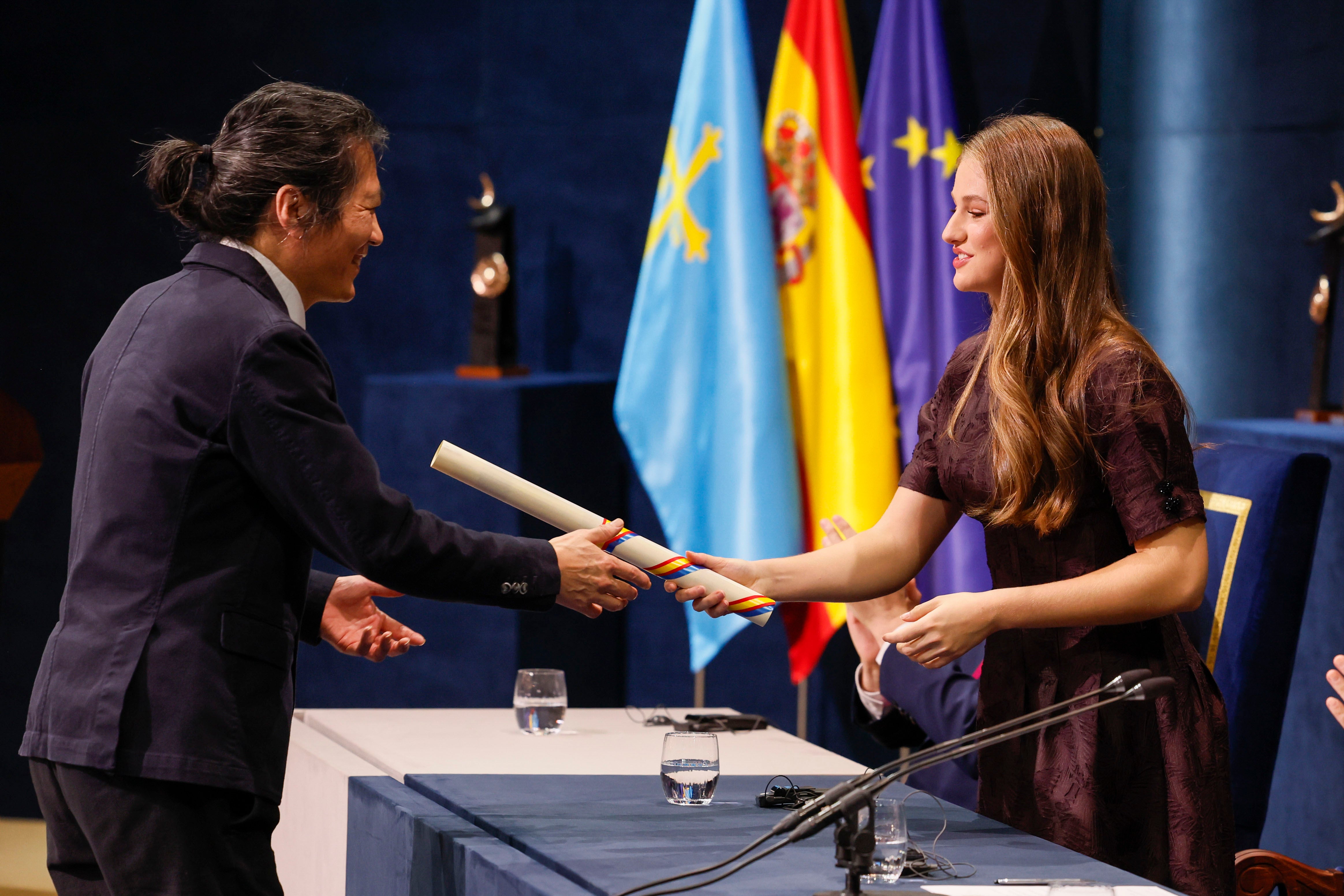 La princesa Leonor entrega al filósofo alemán de orígen surcoreano Byung-Hul Han, el premio Princesa de Asturias de Comunicación y Humanidades 2025.
