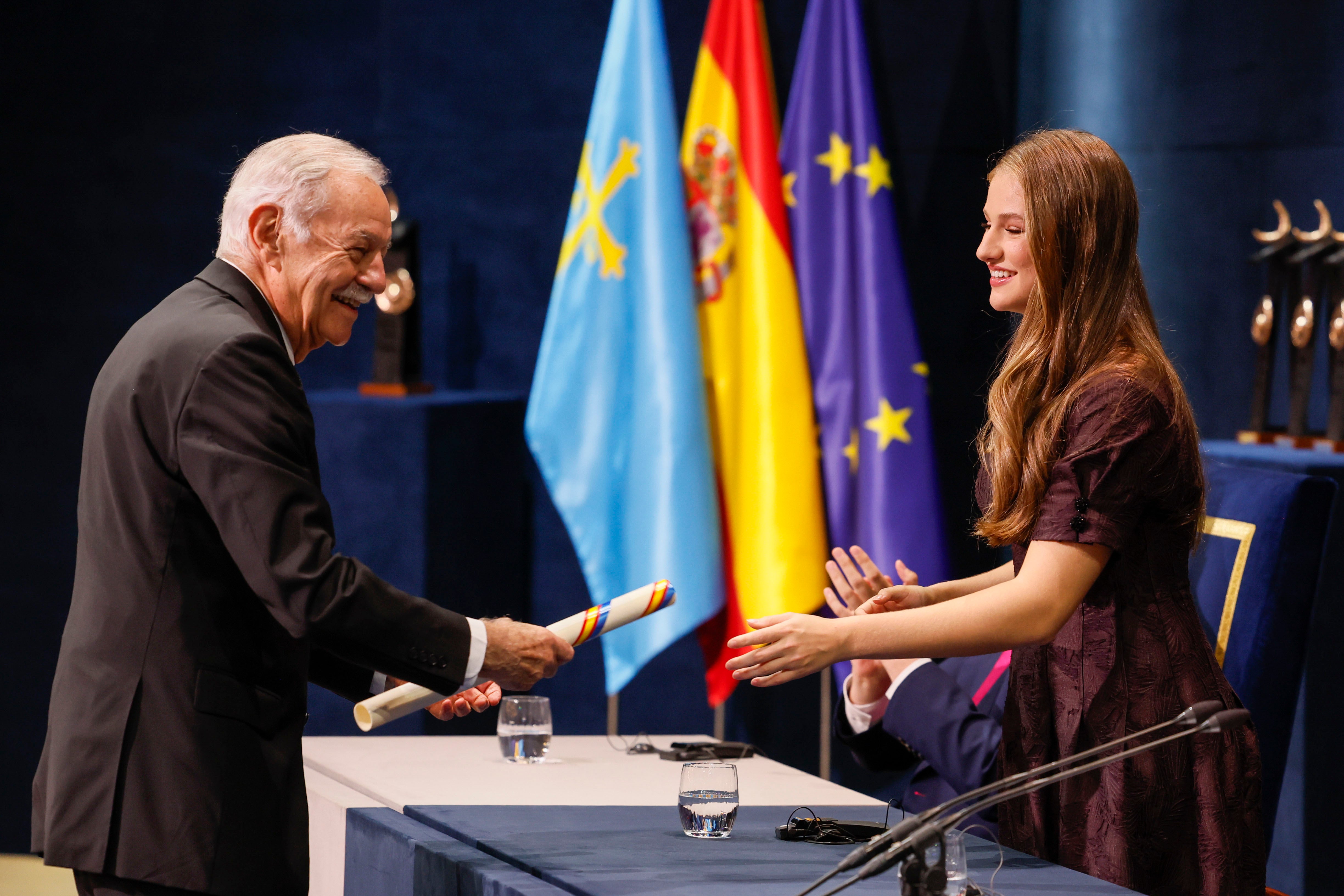 La princesa Leonor entrega al escritor Eduardo Mendoza, el Premio Princesa de Asturias de las Letras.