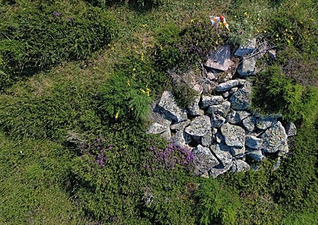 Imagen secundaria 1 - Algunas de las estructuras descubiertas en la montaña palentina