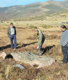Imagen secundaria 2 - Presentación de los hallazgos en Brañosera. Arriba, Entique Gonzalez Plaza, de Bosques y Movilidad; Anne Pernia Iglesias, becaria del IMBEAC; Jesus Mediavilla Rodríguez, alcalde de Brañosera; Jesús F. Torres Martinez, del IMBEAC y Victor Gonzalez Bascones, técnico de la Fundación Natural de la Junta de Castilla y León