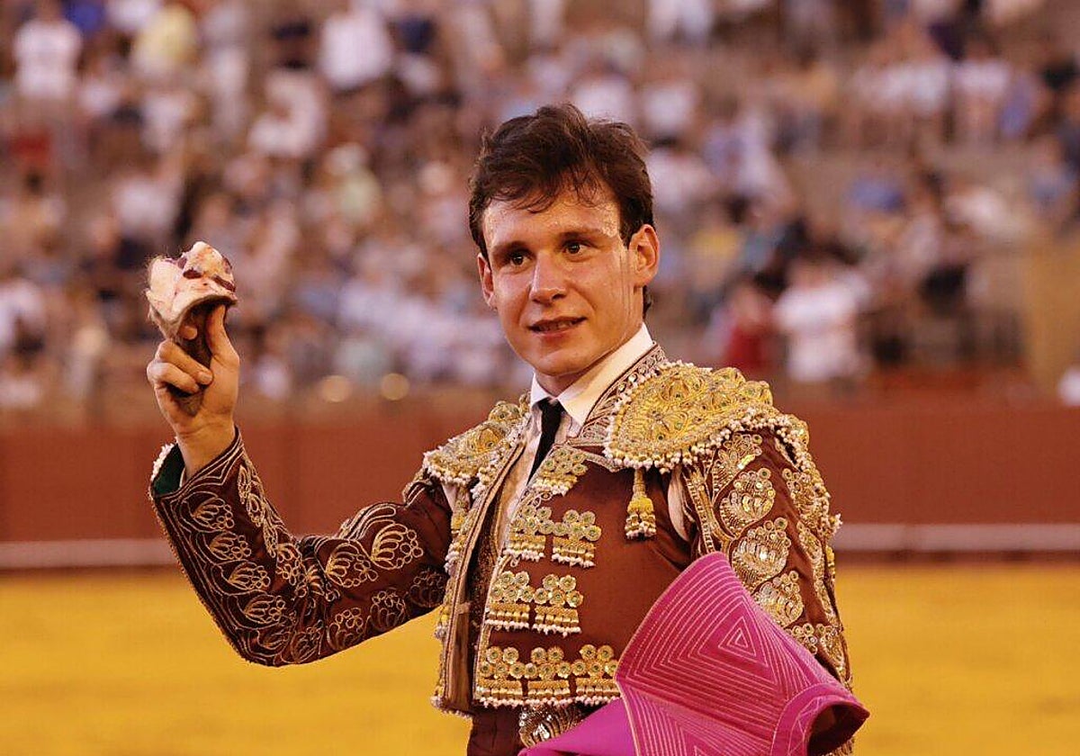 Fabio Jiménez con la oreja que cortó en Sevilla el pasado 26 de junio de 2025