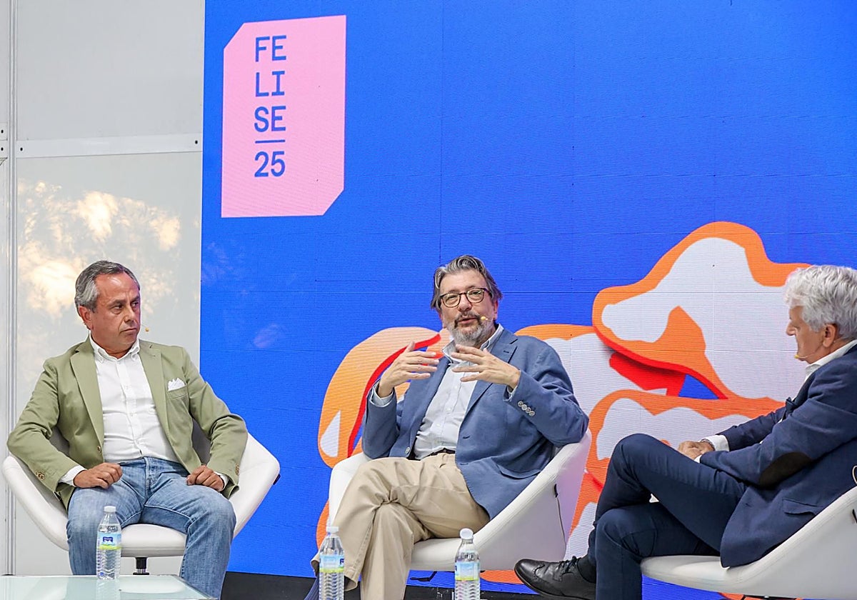 Ricardo Suárez, Ignacio Camacho y Juanmi Vega, durante la presentación en la Feria del Libro de Sevilla