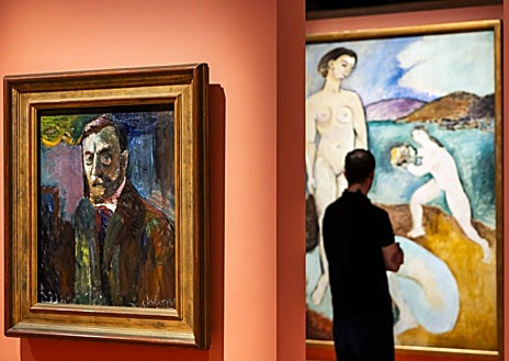 Imagen secundaria 1 - Arriba, una joven junto a tres obras en la exposición ('La argelina' y 'Marguerite con gato negro', ambas de Matisse, e 'Yvette o el vestido a cuadros', de Chabaud). Sobre estas líneas, a la izquierda, 'Autorretrato' de Matisse, de 1900, y 'El lujo I', de Matisse, 1907. A la derecha, 'Interior con pecera', 1914, de Matisse. Centro Pompidou, París